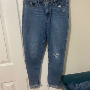 Womens Levi jeans distressed. Size 29